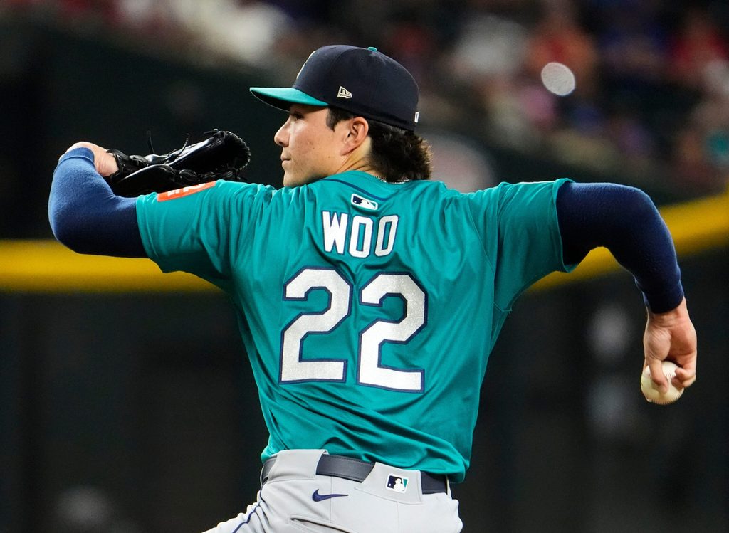 Seattle Mariners starting pitcher Bryan Woo (22) throws to the Arizona Diamondbacks in the second inning at Chase Field in Phoenix on June 11, 2025.