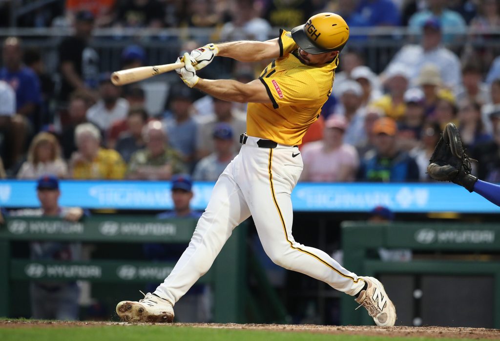 Jun 27, 2025; Pittsburgh, Pennsylvania, USA; Pittsburgh Pirates right fielder Bryan Reynolds (10) hits a three run home run against the New York Mets during the sixth inning at PNC Park. Mandatory Credit: Charles LeClaire-Imagn Images