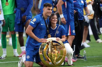 [Subscription Customers Only] Jul 13, 2025; East Rutherford, New Jersey, USA; Chelsea FC defender Aaron Anselmino (30) celebrates with the trophy after winning the final of the 2025 FIFA Club World Cup at MetLife Stadium. Mandatory Credit: Mike Segar-Reuters via Imagn Images