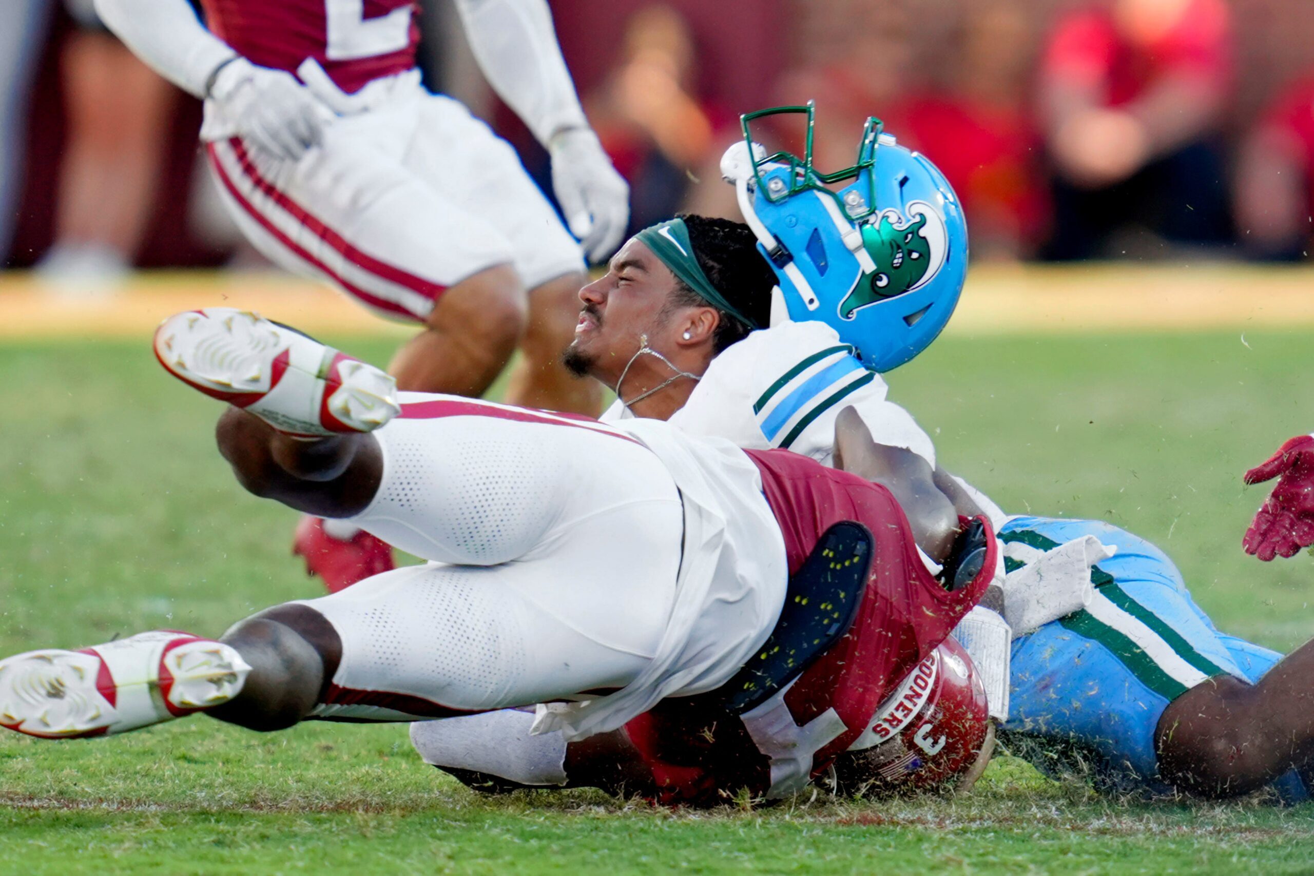Tulane Green Wave quarterback Darian Mensah (10) loses his helmet as Oklahoma Sooners defensive back Robert Spears-Jennings (3) brings him down during a college football game between the University of Oklahoma Sooners (OU) and the Tulane Green Wave at Gaylord Family - Oklahoma Memorial Stadium in Norman, Okla., Saturday, Sept. 14, 2024.