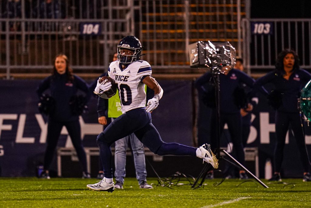 Oct 26, 2024; East Hartford, Connecticut, USA; Rice Owls special teams Quinton Jackson (10) returns the ball for a touchdown against the Connecticut Huskies in the second half at Rentschler Field at Pratt & Whitney Stadium. Mandatory Credit: David Butler II-Imagn Images