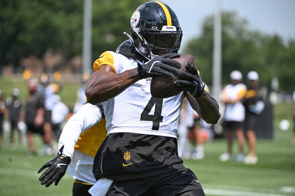 Jul 25, 2025; Pittsburgh, PA, USA; Pittsburgh Steelers wide receiver DK Metcalf (4) participates in drills during training camp at Saint Vincent College. Mandatory Credit: Barry Reeger-Imagn Images