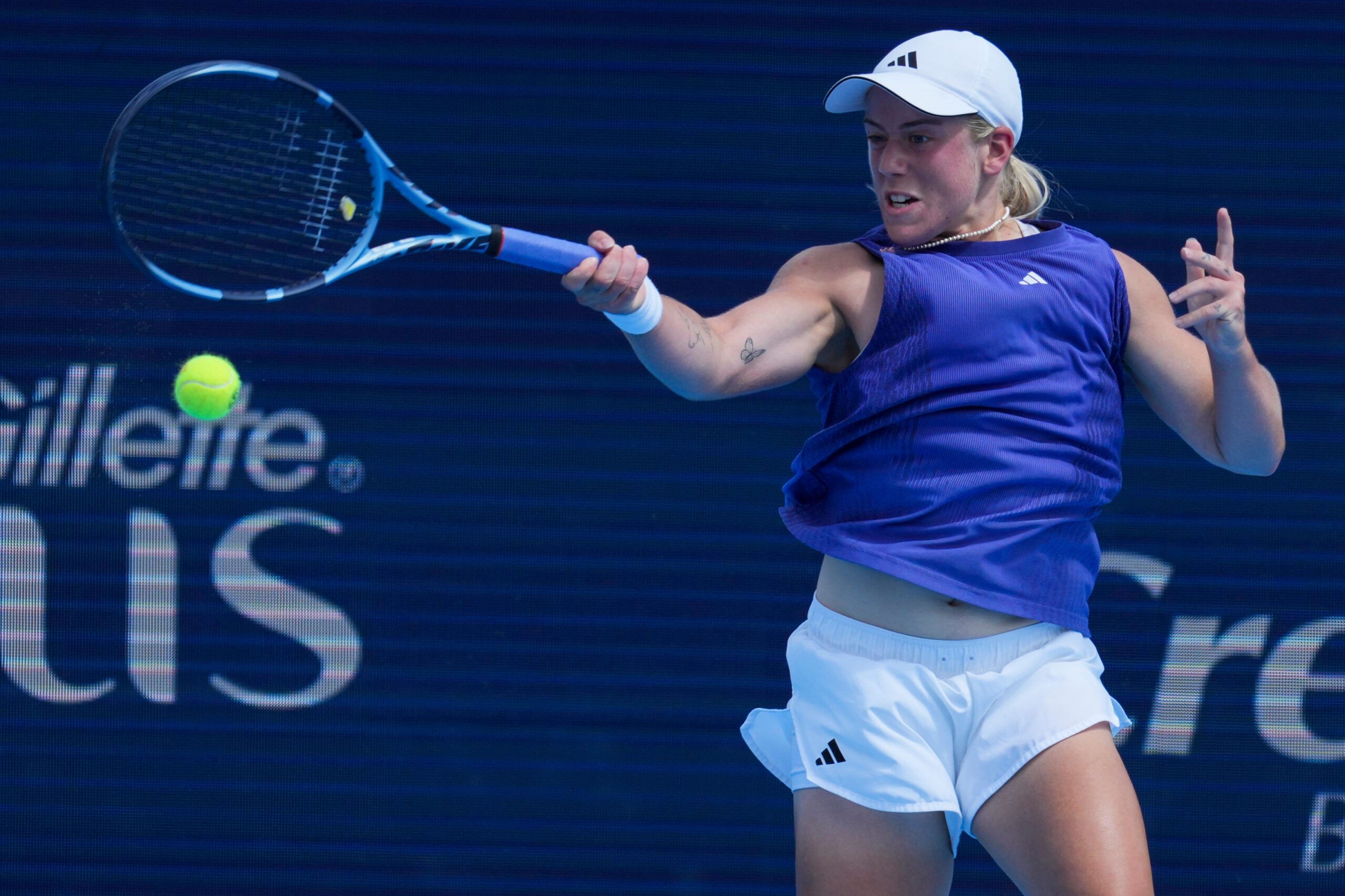Aug 8, 2025; Cincinnati, OH, USA; Sonay Kartal (GBR) returns a shot against Caroline Garcia (FRA) during the Cincinnati Open at the Lindner Family Tennis Center. Mandatory Credit: Aaron Doster-Imagn Images