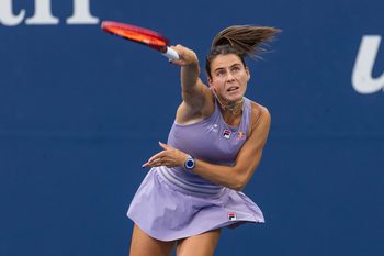 Aug 29, 2025; Flushing, NY, USA; Emma Navarro of the United States serves against Barbora Krejcikova of Czech Republic in the third round of the women’s singles at the US Open at Billie Jean King National Tennis Center. Mandatory Credit: Mike Frey-Imagn Images