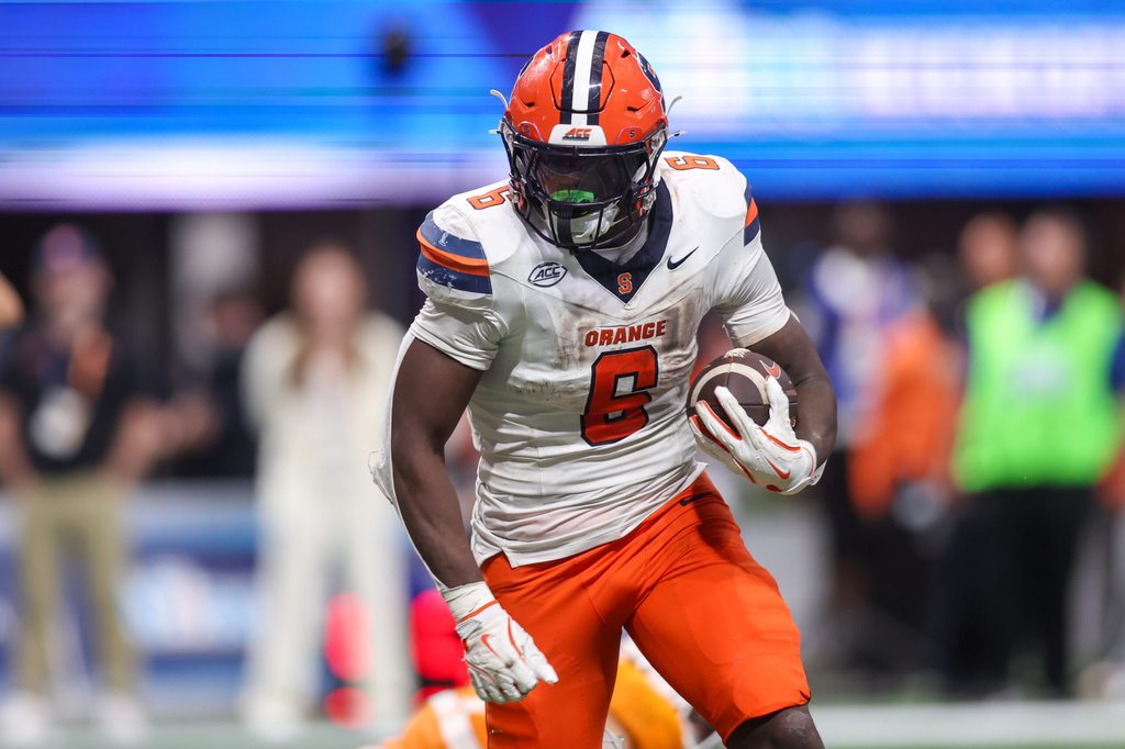 Aug 30, 2025; Atlanta, Georgia, USA; Syracuse Orange running back Yasin Willis (6) runs the ball for a touchdown against the Tennessee Volunteers in the fourth quarter at Mercedes-Benz Stadium. Mandatory Credit: Brett Davis-Imagn Images