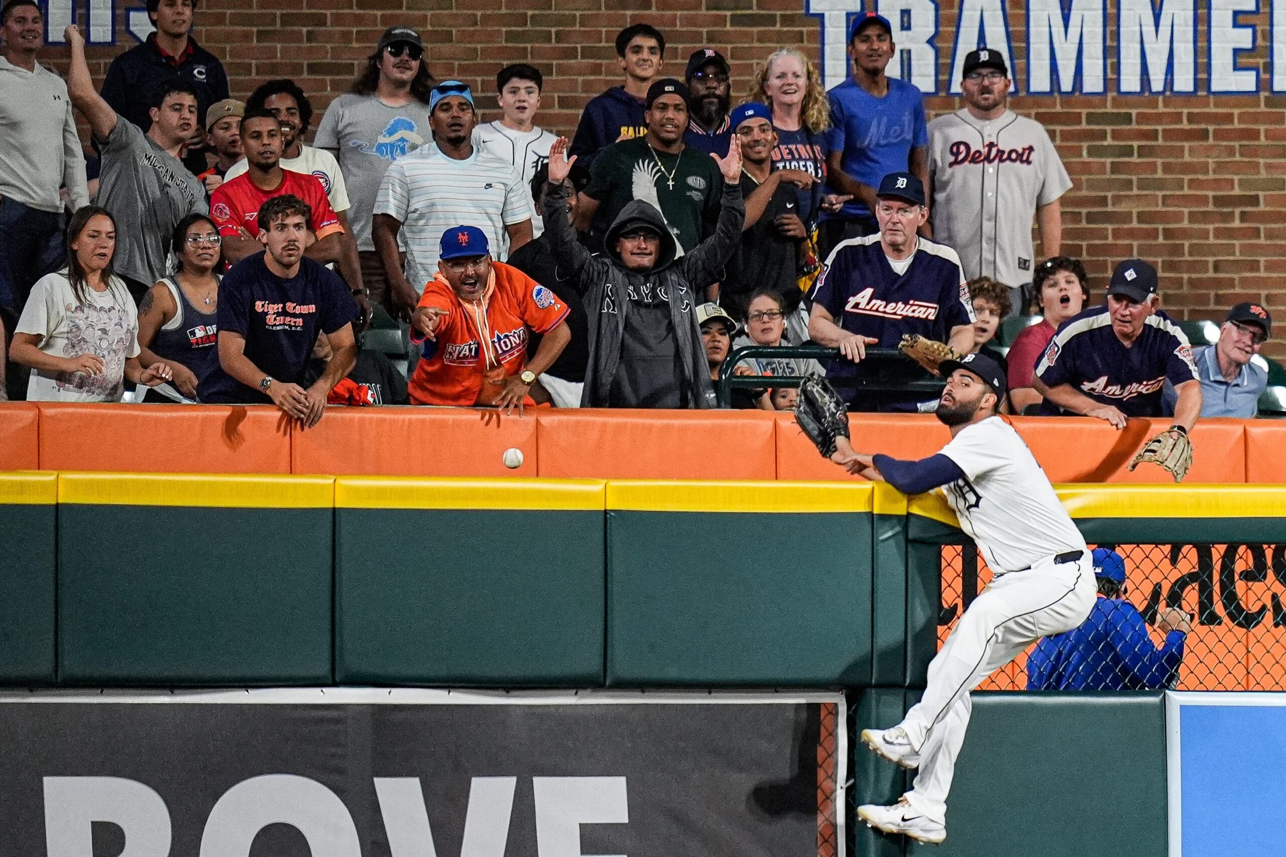Detroit Tigers left fielder Riley Greene tries to catch a home run hit by New York Mets first baseman Pete Alonso during the seventh inning at Comerica Park in Detroit on Tuesday, September 2, 2025.