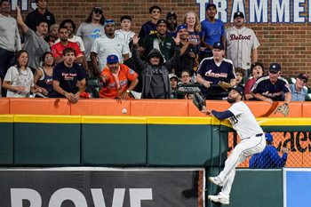Detroit Tigers left fielder Riley Greene tries to catch a home run hit by New York Mets first baseman Pete Alonso during the seventh inning at Comerica Park in Detroit on Tuesday, September 2, 2025.