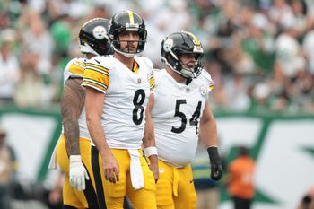 Sep 7, 2025; East Rutherford, New Jersey, USA; Pittsburgh Steelers quarterback Aaron Rodgers (8) look up during the game against the New York Jets at MetLife Stadium. Mandatory Credit: Vincent Carchietta-Imagn Images