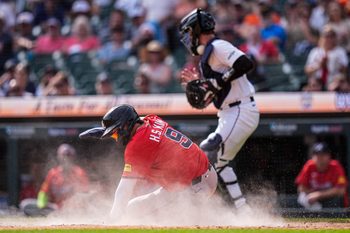 Atlanta Braves shortstop Ha-Seong Kim scores a run past Detroit Tigers catcher Dillon Dingler during the ninth inning at Comerica Park in Detroit on Saturday, Sept. 20, 2025.