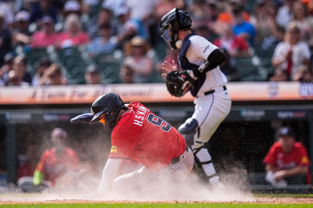 Atlanta Braves shortstop Ha-Seong Kim scores a run past Detroit Tigers catcher Dillon Dingler during the ninth inning at Comerica Park in Detroit on Saturday, Sept. 20, 2025.