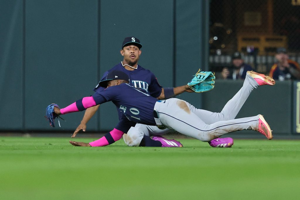 Sep 20, 2025; Houston, Texas, USA; Seattle Mariners right fielder Victor Robles (10) makes a diving catch during the ninth inning against the Houston Astros at Daikin Park. Mandatory Credit: Troy Taormina-Imagn Images