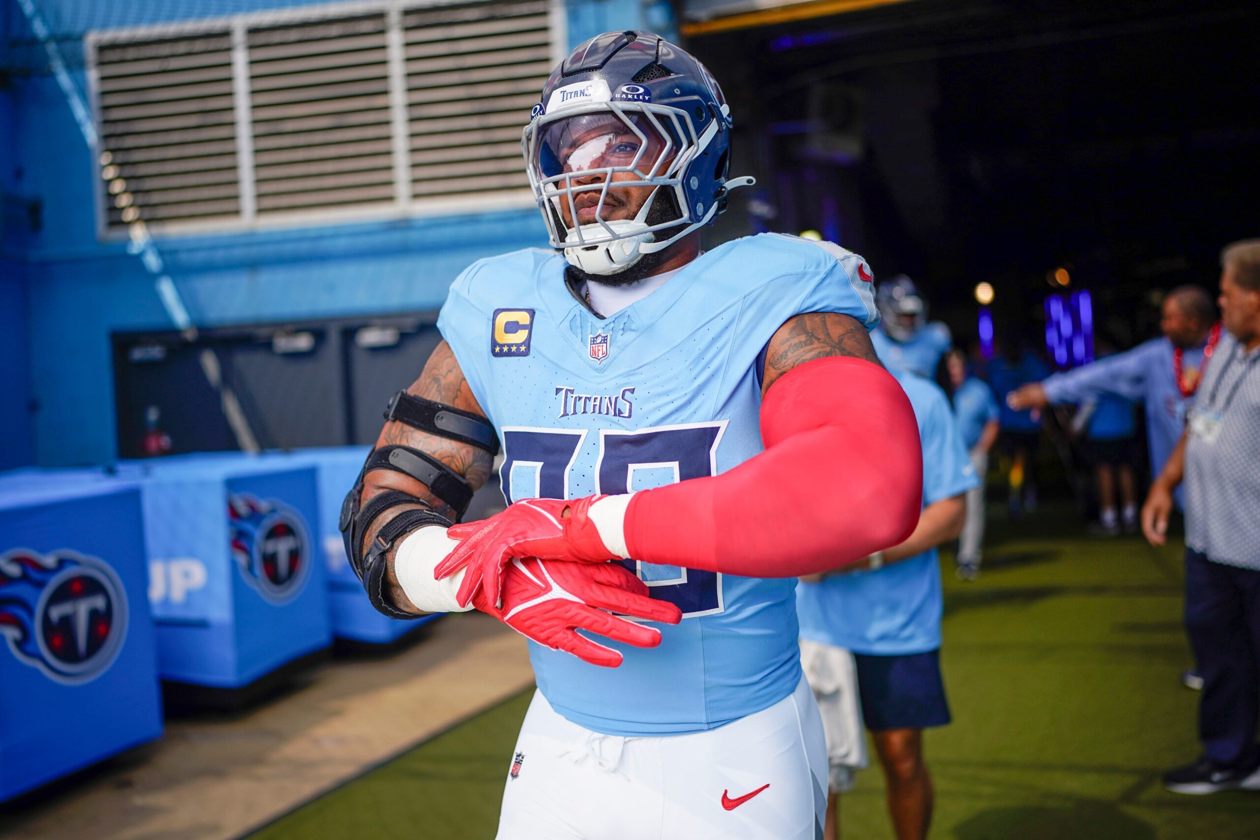Tennessee Titans defensive tackle Jeffery Simmons (98) heads out for warmups before the game against the Indianapolis Colts at Nissan Stadium in Nashville, Tenn., Sunday, Sept. 21, 2025.
