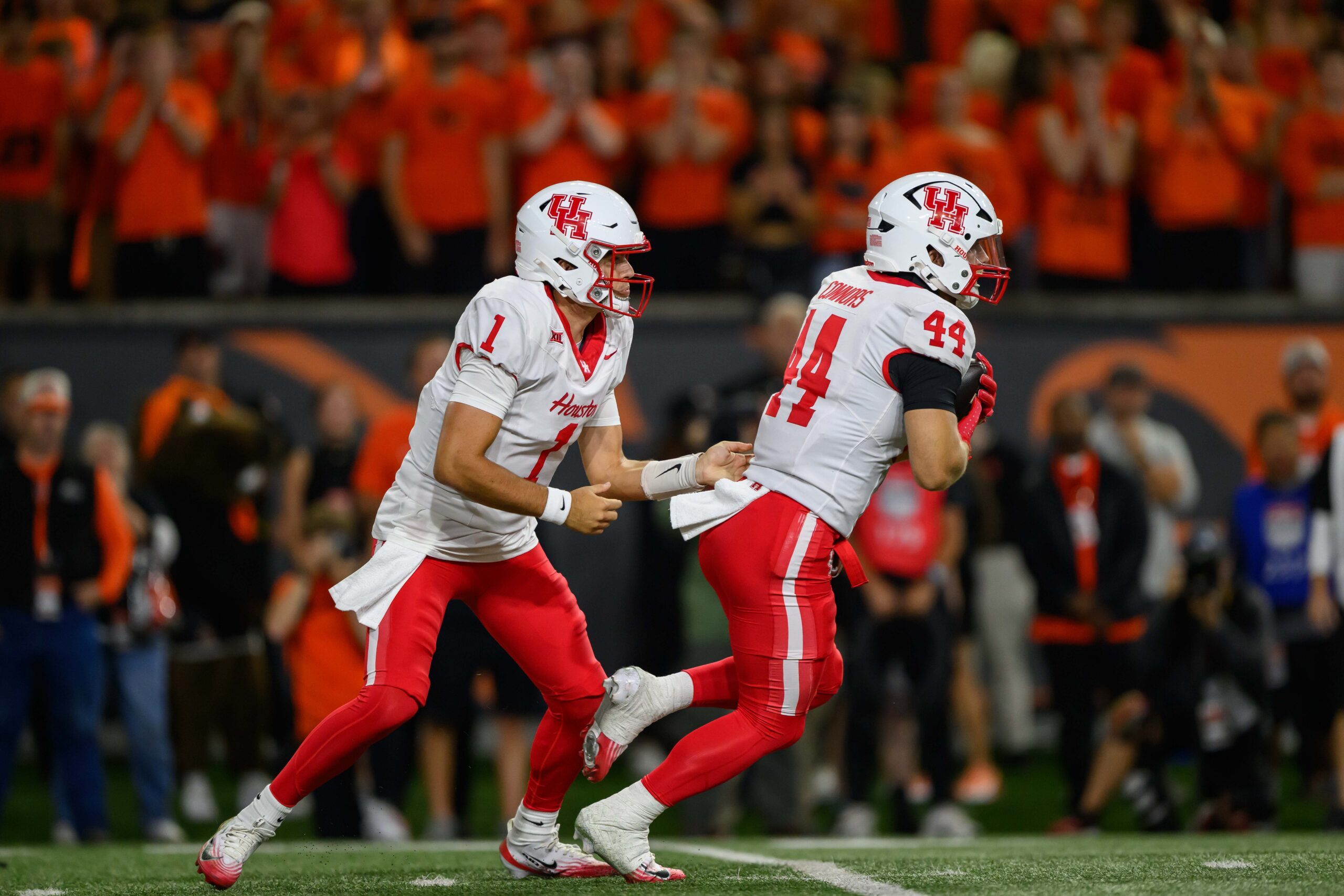 Sep 26, 2025; Corvallis, Oregon, USA; Houston Cougars quarterback Conner Weigman (1) hands the ball to running back Dean Connors (44) during the first quarter against the Oregon State Beavers at Reser Stadium. Mandatory Credit: Craig Strobeck-Imagn Images