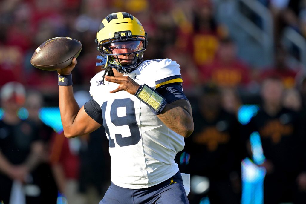 Oct 11, 2025; Los Angeles, California, USA; Michigan Wolverines quarterback Bryce Underwood (19) throws a pass in the first half against the USC Trojans at United Airlines Field at the Los Angeles Memorial Coliseum. Mandatory Credit: Jayne Kamin-Oncea-Imagn Images