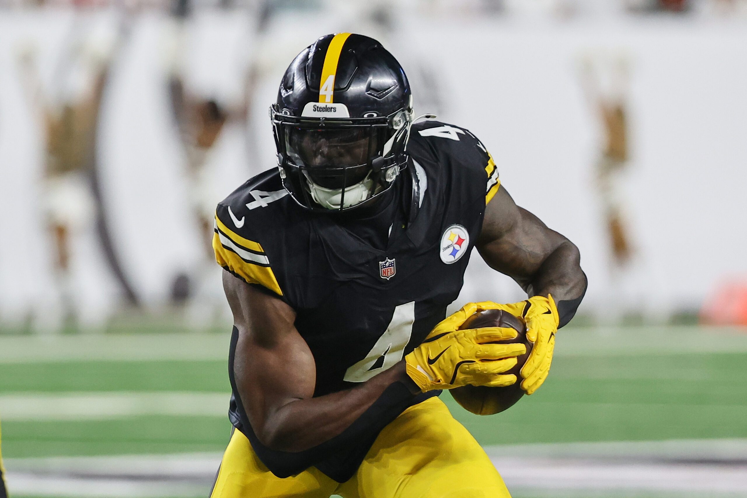 Oct 16, 2025; Cincinnati, Ohio, USA; Pittsburgh Steelers wide receiver DK Metcalf (4) runs with the ball against the Cincinnati Bengals during the fourth quarter at Paycor Stadium. Mandatory Credit: Joseph Maiorana-Imagn Images