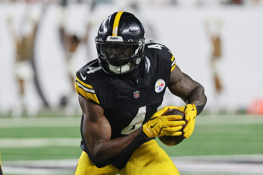 Oct 16, 2025; Cincinnati, Ohio, USA; Pittsburgh Steelers wide receiver DK Metcalf (4) runs with the ball against the Cincinnati Bengals during the fourth quarter at Paycor Stadium. Mandatory Credit: Joseph Maiorana-Imagn Images