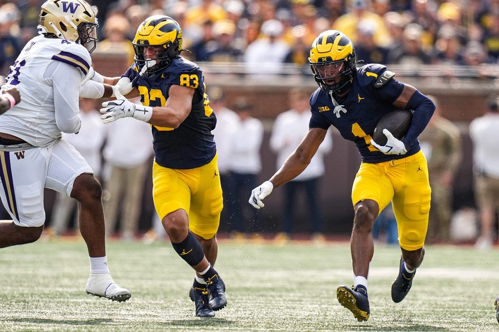 Michigan wide receiver Donaven McCulley (1) runs against Washington during the first half at Michigan Stadium in Ann Arbor on Saturday, Oct. 18, 2025.