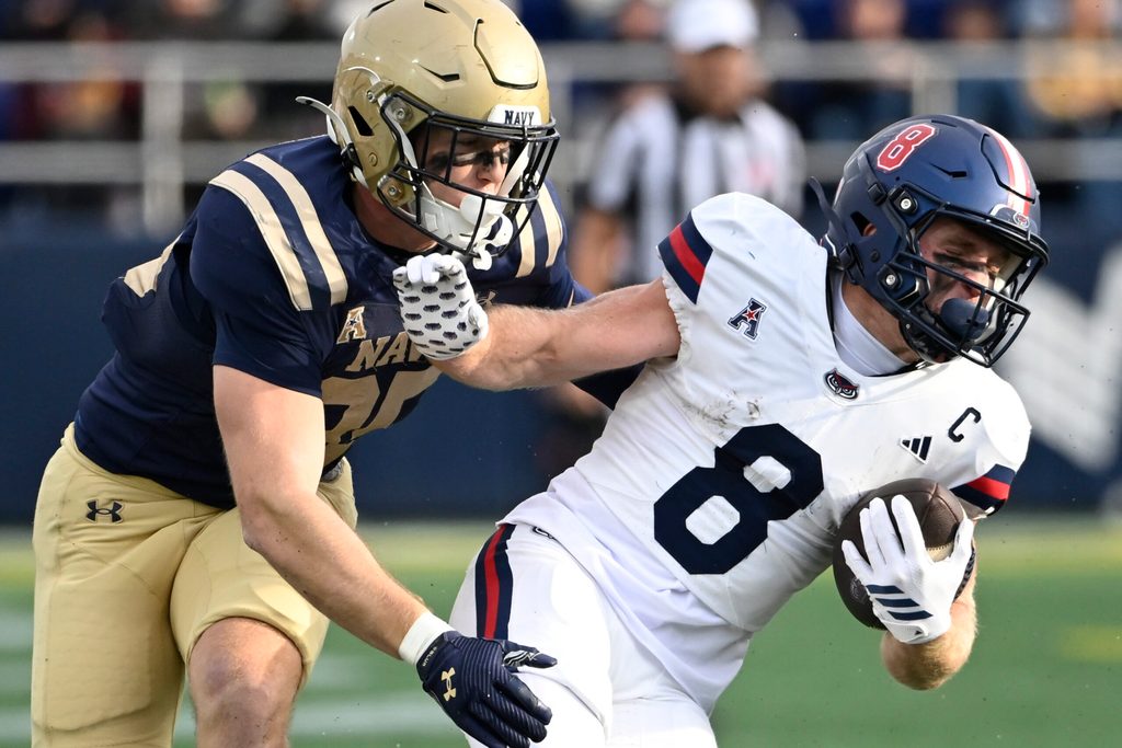 Oct 25, 2025; Annapolis, Maryland, USA; Florida Atlantic Owls wide receiver Easton Messer (8) makes a move on Navy Midshipmen linebacker Luke Pirris (35) during the first half at Navy-Marine Corps Memorial Stadium. Mandatory Credit: Tommy Gilligan-Imagn Images