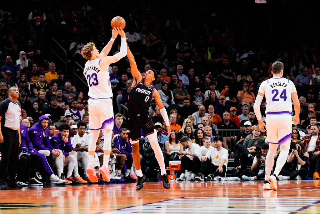 Oct 31, 2025; Phoenix, Arizona, USA; Utah Jazz forward Lauri Markkanen (23) makes a shot over Phoenix Suns forward Ryan Dunn (0) in the second half between the Phoenix Suns and the Utah Jazz at Mortgage Matchup Center. Mandatory Credit: Arianna Grainey-Imagn Images