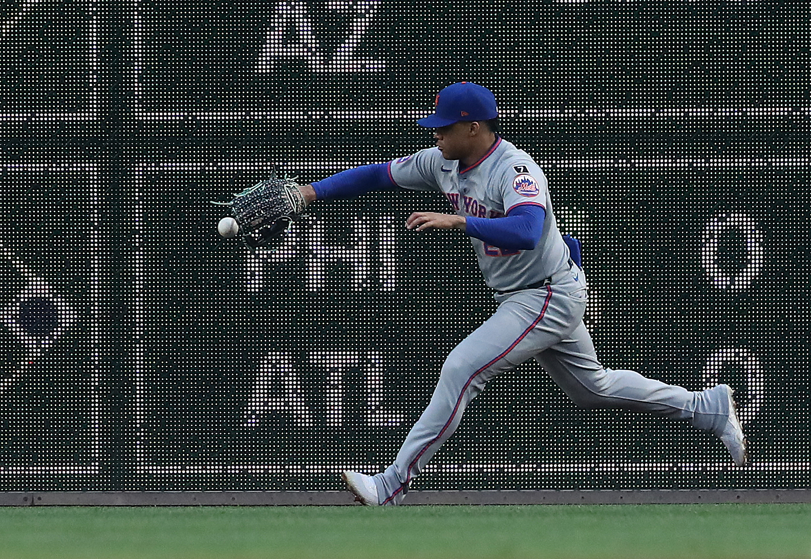 Jun 27, 2025; Pittsburgh, Pennsylvania, USA;  New York Mets right fielder Juan Soto (22) chases a ball hit for an RBI double by Pittsburgh Pirates third baseman Ke'Bryan Hayes (not pictured) during the fifth inning at PNC Park. Mandatory Credit: Charles LeClaire-Imagn Images