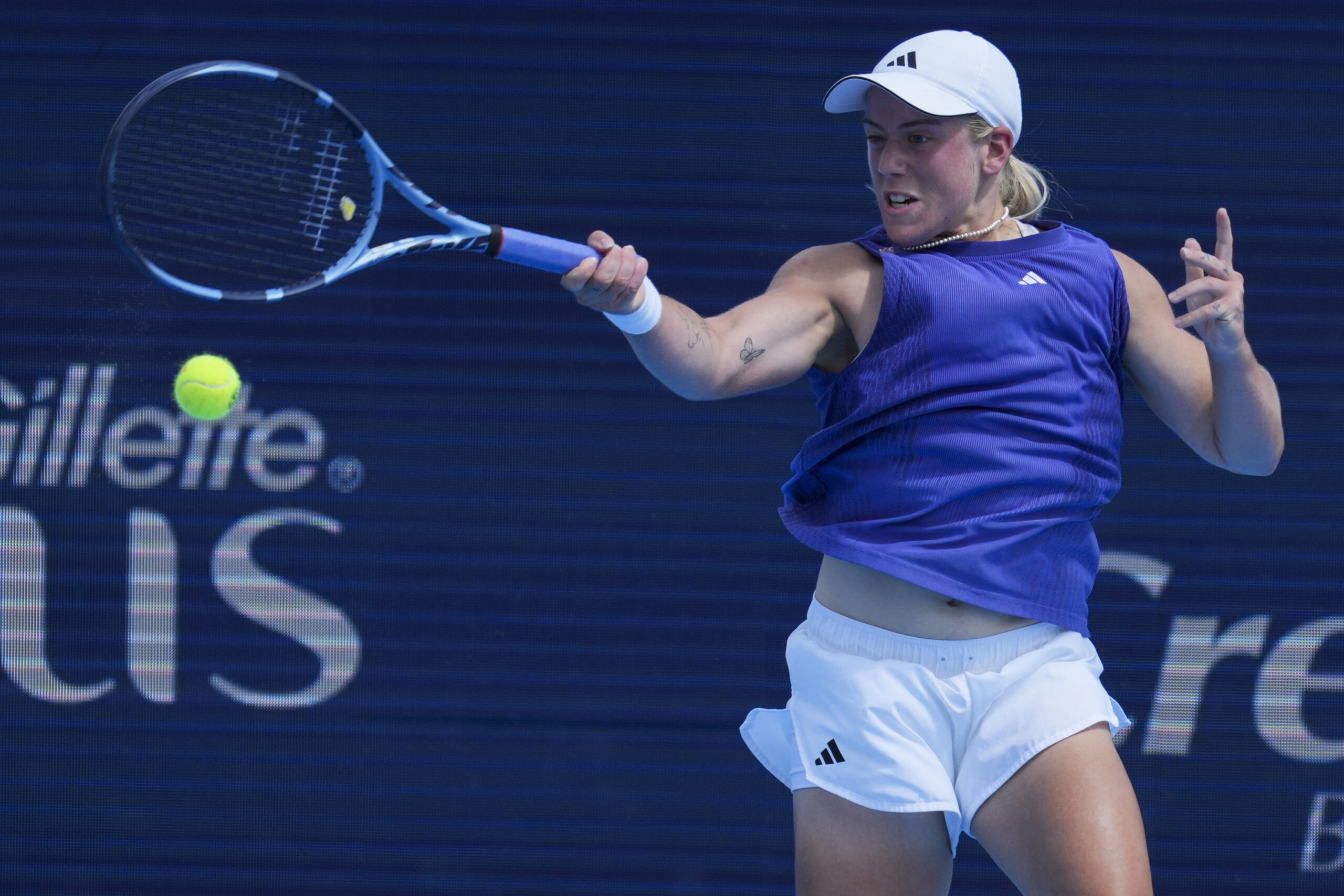Aug 8, 2025; Cincinnati, OH, USA; Sonay Kartal (GBR) returns a shot against Caroline Garcia (FRA) during the Cincinnati Open at the Lindner Family Tennis Center. Mandatory Credit: Aaron Doster-Imagn Images