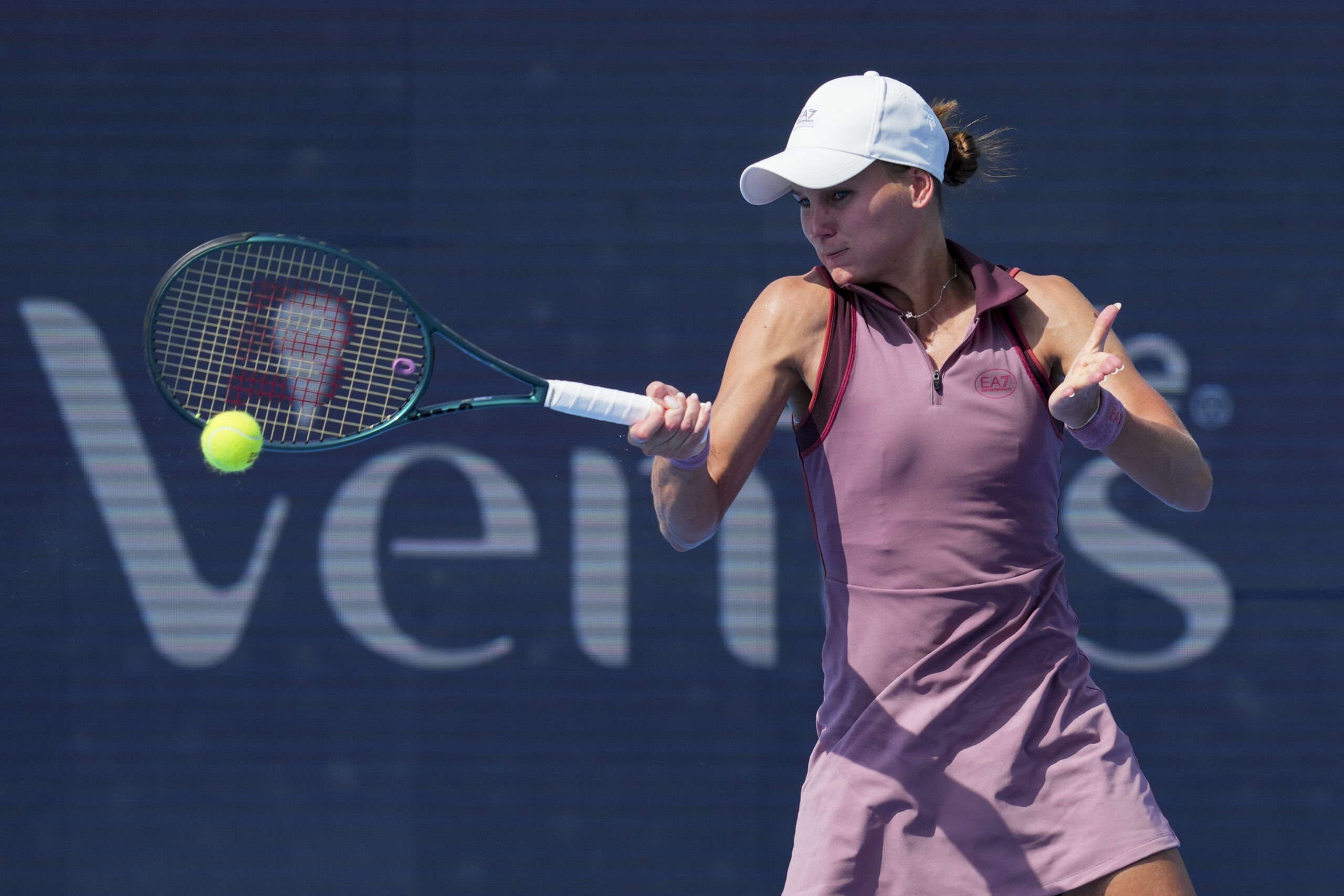 Aug 17, 2025; Cincinnati, OH, USA; Veronika Kudermetova (RUS) returns a shot against Jasmine Paolini (ITA) during the Cincinnati Open at the Lindner Family Tennis Center. Mandatory Credit: Aaron Doster-Imagn Images