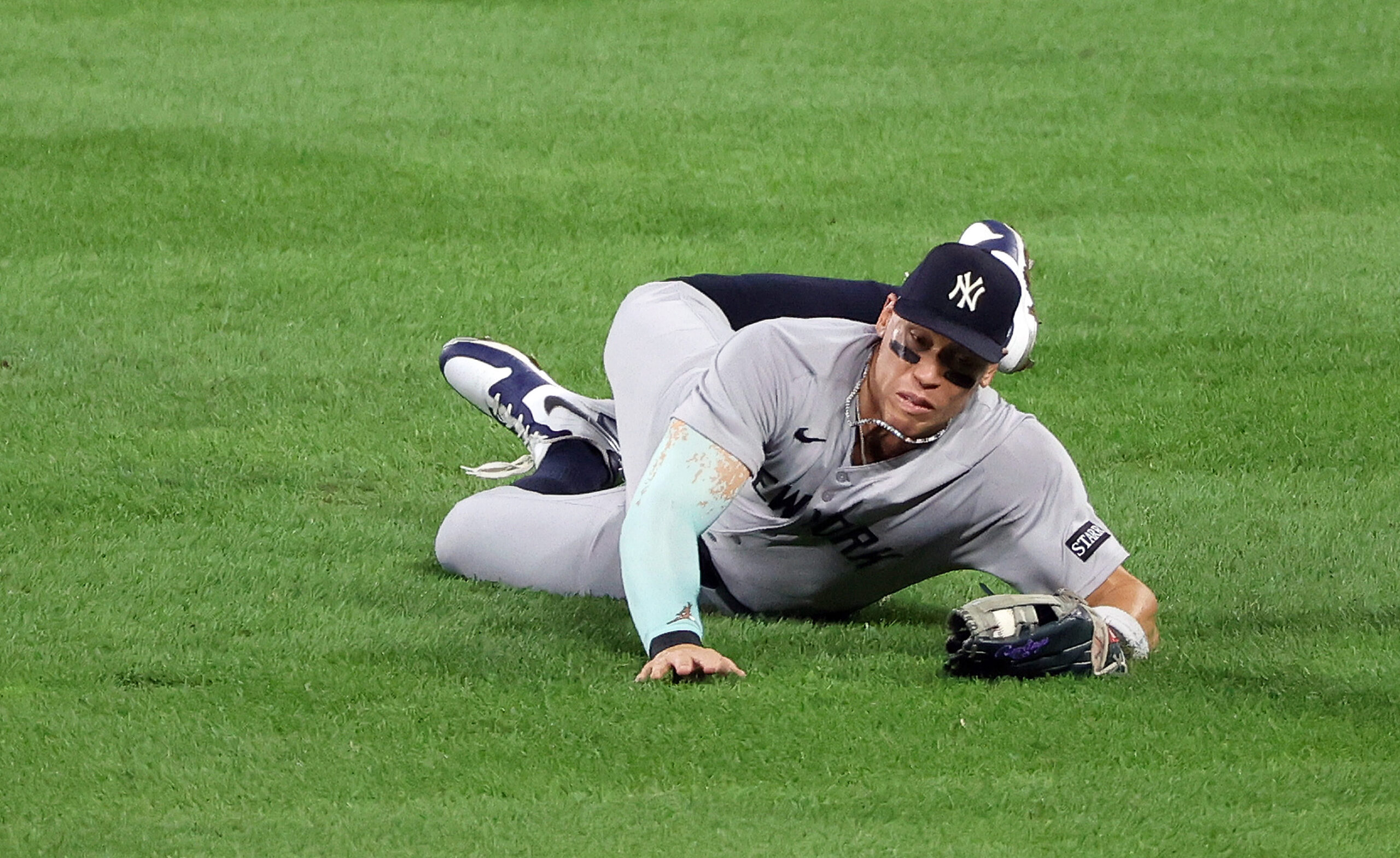Sep 19, 2025; Baltimore, Maryland, USA; New York Yankees outfielder Aaron Judge (99) makes a diving catch during the third inning against the Baltimore Orioles at Oriole Park at Camden Yards. Mandatory Credit: Daniel Kucin Jr.-Imagn Images