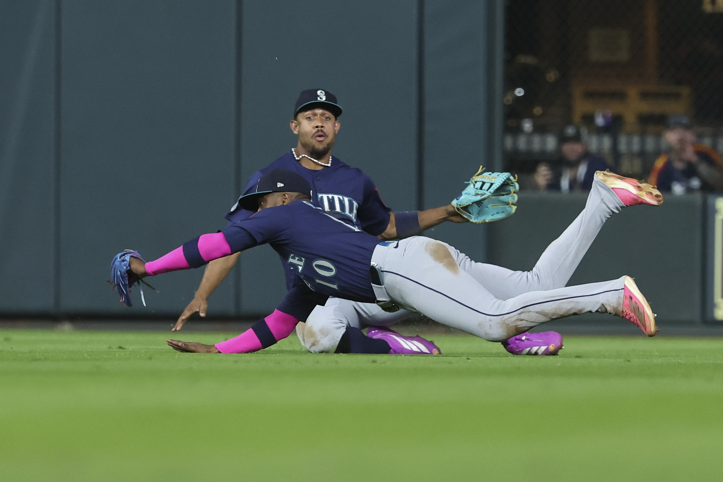 Sep 20, 2025; Houston, Texas, USA; Seattle Mariners right fielder Victor Robles (10) makes a diving catch during the ninth inning against the Houston Astros at Daikin Park. Mandatory Credit: Troy Taormina-Imagn Images