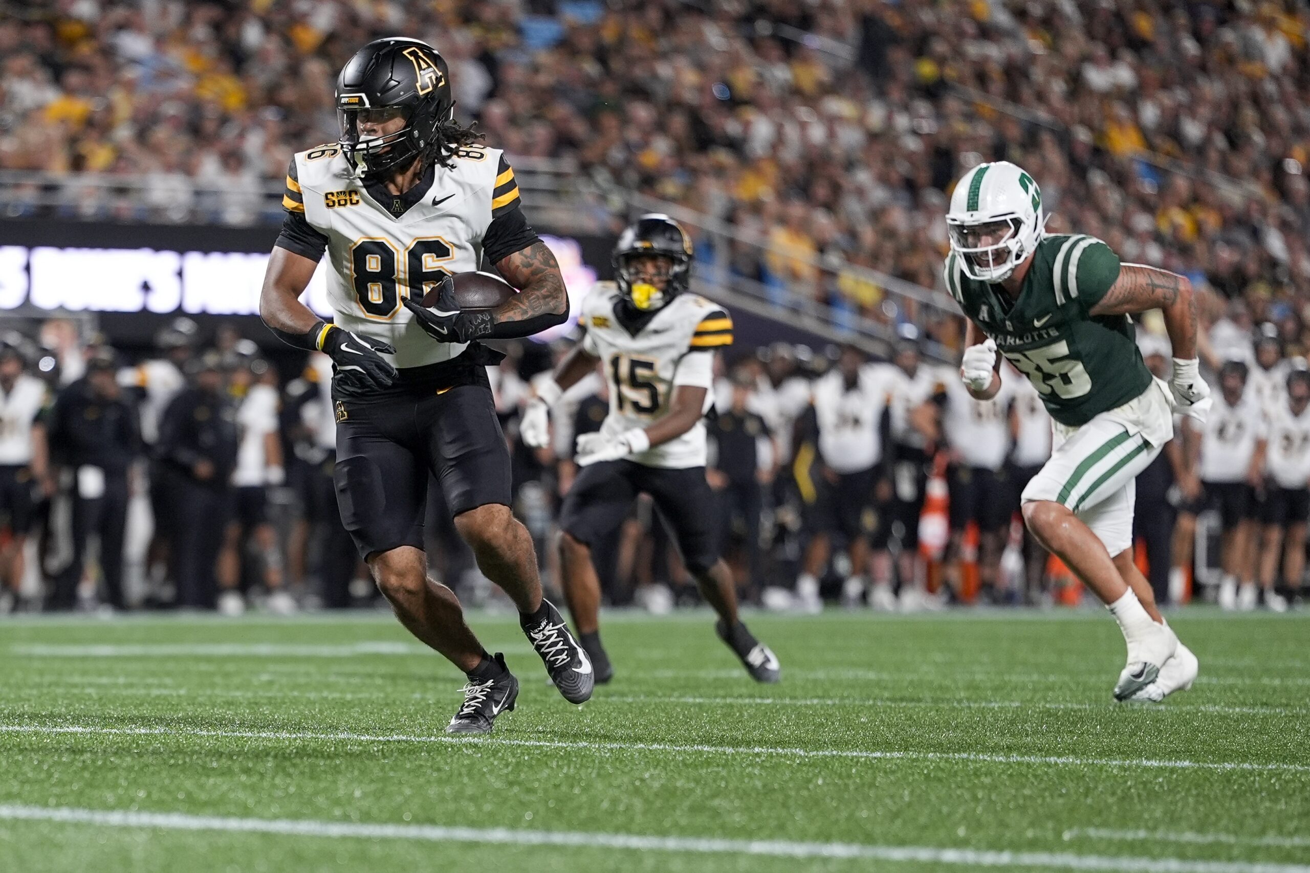 Aug 29, 2025; Charlotte, North Carolina, USA; Appalachian State Mountaineers tight end Kanen Hamlett (86) makes a catch in the red zone against the Charlotte 49ers during the second half at Bank of America Stadium. Mandatory Credit: Jim Dedmon-Imagn Images
